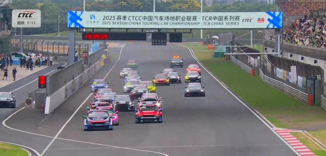 赛车热度飙升，网友热议不断