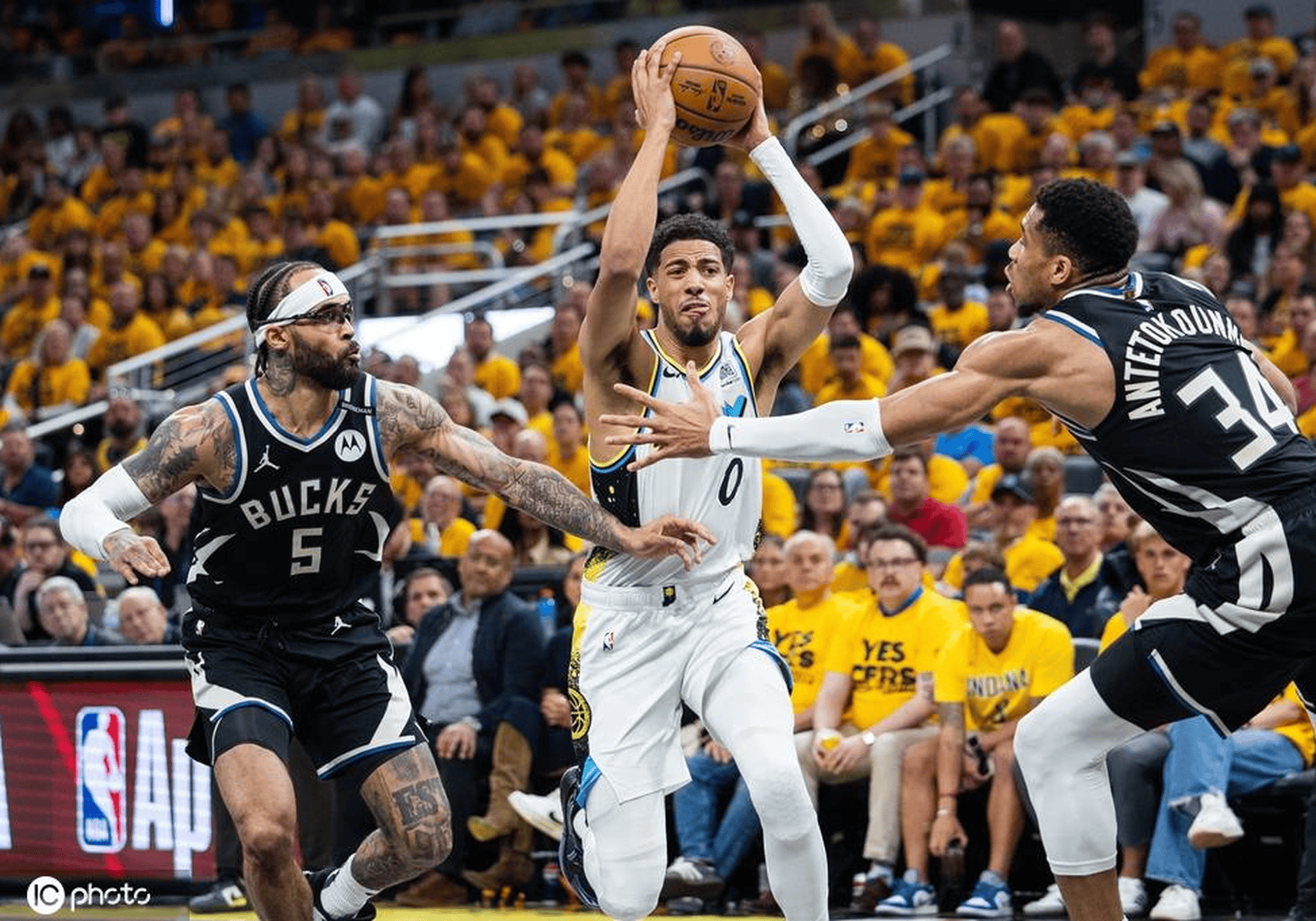 雄鹿险胜魔术，布克惊艳四座