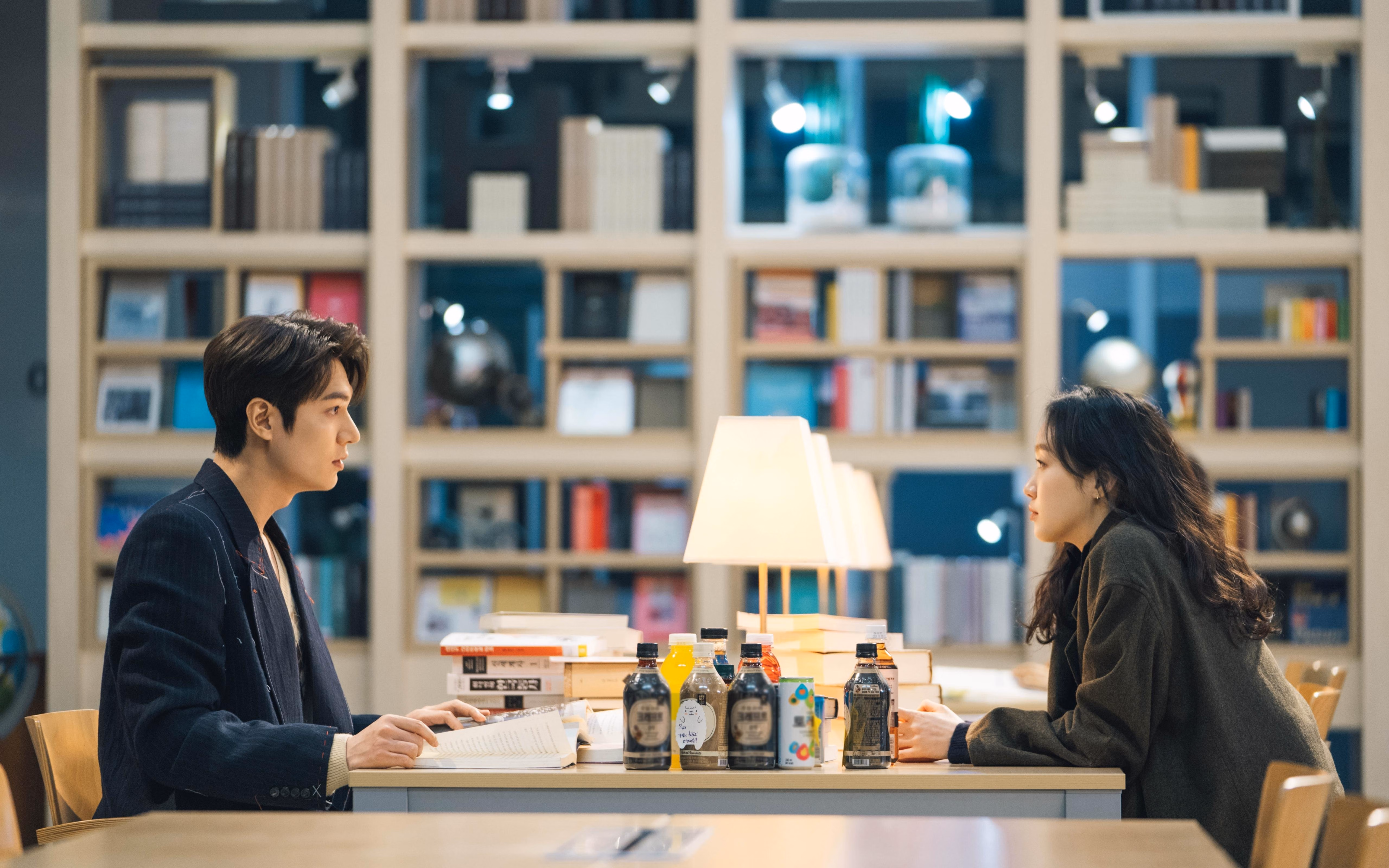 当维斯塔潘举起奖杯时，所有人却在谈论范弗利特