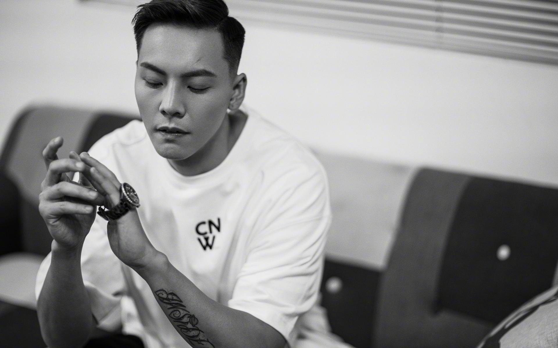 这是一篇为您定制的深度文体，标题强调了唯一性与瞬间的永恒感，文章则在这个框架下展开叙事