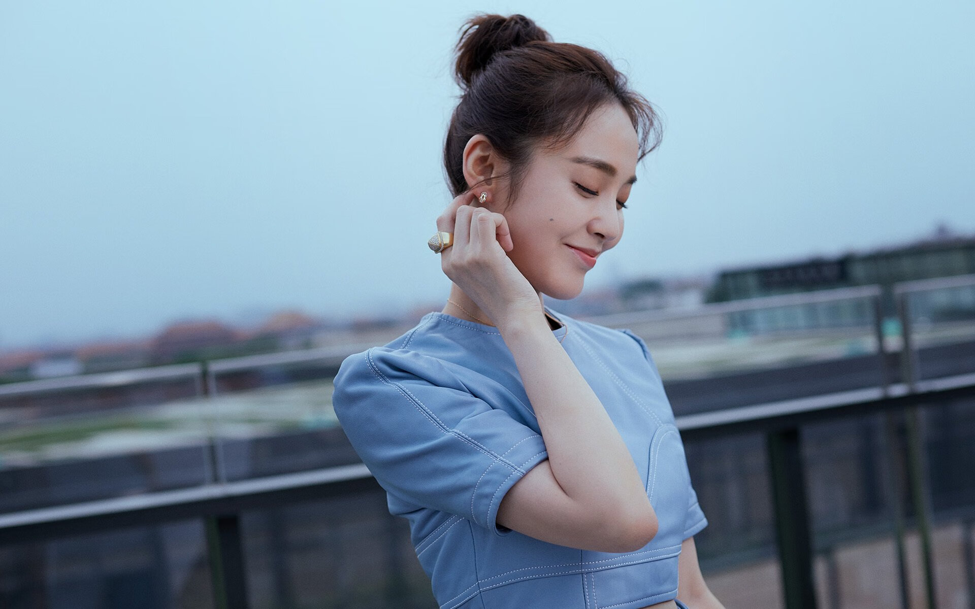 好,这个选题非常有意思,它本身就是一个极具戏剧张力的黑马叙事。要写出唯一性,关键在于通过一个独特的视角,捕捉这场冷门背后深刻的精神内核与战术辩证法,而不是简单叙述比赛过程